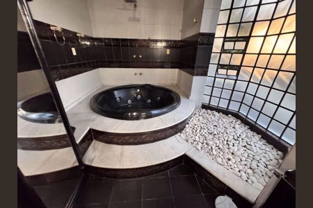 Casa à venda com 460m², 4 quartos e 5 vagasBanheiro do Quarto 2