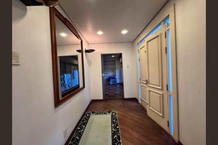 Casa à venda com 460m², 4 quartos e 5 vagasCorredor