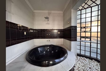 Casa à venda com 460m², 4 quartos e 5 vagasBanheiro do Quarto 2