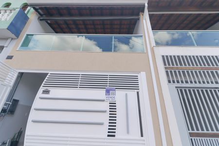 Casa à venda com 255m², 3 quartos e 2 vagas Casa à venda com 255m², 3 quartos e 2 vagasFachada