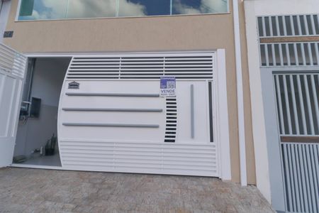 Casa à venda com 255m², 3 quartos e 2 vagas Casa à venda com 255m², 3 quartos e 2 vagasFachada