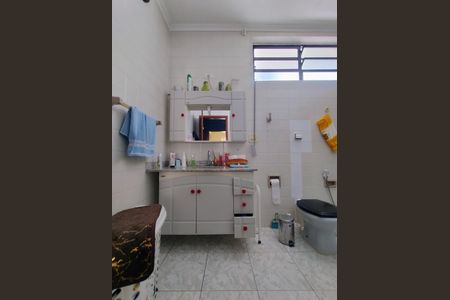 Casa de condomínio à venda com 230m², 4 quartos e 3 vagas Casa de condomínio à venda com 230m², 4 quartos e 3 vagasBanheiro Social