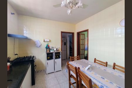 Casa de condomínio à venda com 230m², 4 quartos e 3 vagas Casa de condomínio à venda com 230m², 4 quartos e 3 vagasCozinha