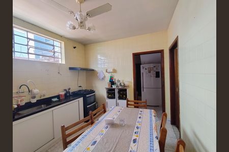 Casa de condomínio à venda com 230m², 4 quartos e 3 vagas Casa de condomínio à venda com 230m², 4 quartos e 3 vagasCozinha