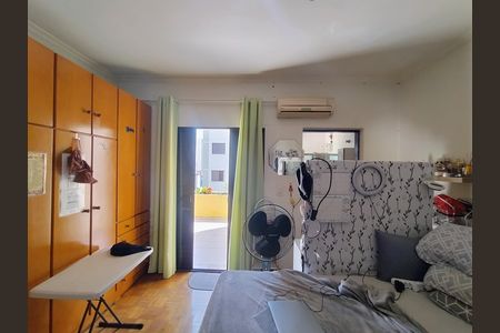 Casa de condomínio à venda com 230m², 4 quartos e 3 vagas Casa de condomínio à venda com 230m², 4 quartos e 3 vagasQuarto 2 - Suíte