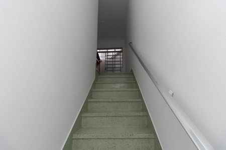 Casa à venda com 170m², 2 quartos e 2 vagas Casa à venda com 170m², 2 quartos e 2 vagasEscada