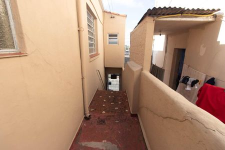 Casa à venda com 170m², 2 quartos e 2 vagas Casa à venda com 170m², 2 quartos e 2 vagasCorredor externo