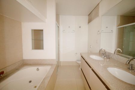 Apartamento à venda com 170m², 3 quartos e 1 vaga Apartamento à venda com 170m², 3 quartos e 1 vagaBanheiro da Suíte