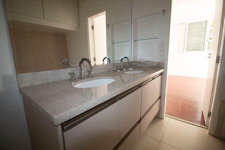 Apartamento à venda com 170m², 3 quartos e 1 vaga Apartamento à venda com 170m², 3 quartos e 1 vagaBanheiro da Suíte