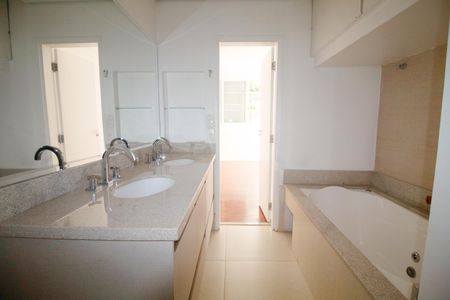 Apartamento à venda com 170m², 3 quartos e 1 vaga Apartamento à venda com 170m², 3 quartos e 1 vagaBanheiro da Suíte