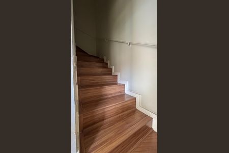 Casa de condomínio para alugar com 100m², 2 quartos e 1 vagaEscada