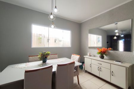 Casa à venda com 160m², 3 quartos e 6 vagas Casa à venda com 160m², 3 quartos e 6 vagasSala de Jantar