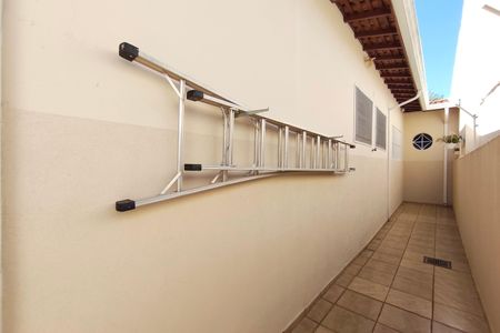 Casa à venda com 160m², 3 quartos e 6 vagas Casa à venda com 160m², 3 quartos e 6 vagasCorredor - Quintal