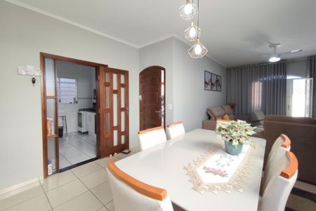 Casa à venda com 160m², 3 quartos e 6 vagas Casa à venda com 160m², 3 quartos e 6 vagasSala de Jantar