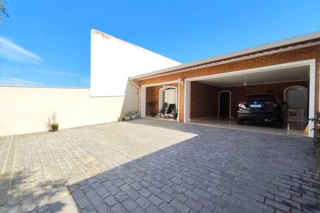 Casa à venda com 160m², 3 quartos e 6 vagas Casa à venda com 160m², 3 quartos e 6 vagasQuintal - Garagem
