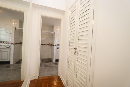 Apartamento para alugar com 240m², 4 quartos e 2 vagasCorredor do Closet da Suíte Master
