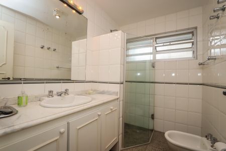Apartamento para alugar com 240m², 4 quartos e 2 vagasBanheiro 