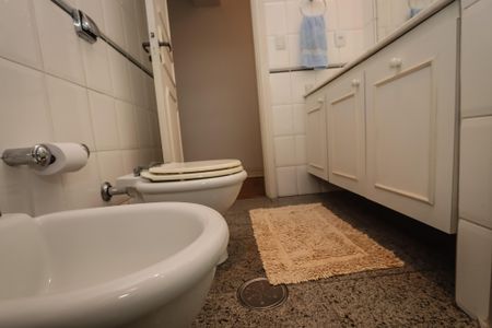 Apartamento para alugar com 240m², 4 quartos e 2 vagasBanheiro 