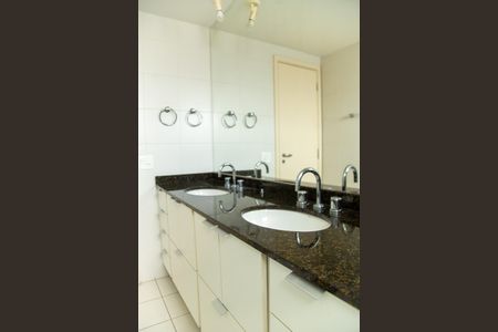 Apartamento à venda com 180m², 2 quartos e 2 vagasBanheiro da Suíte 1