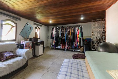 Casa à venda com 858m², 4 quartos e 4 vagas Casa à venda com 858m², 4 quartos e 4 vagasQuarto 4