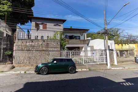 Casa à venda com 858m², 4 quartos e 4 vagas Casa à venda com 858m², 4 quartos e 4 vagasFachada