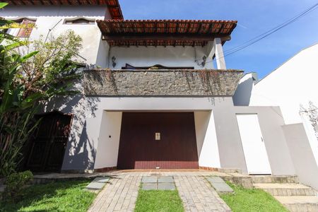 Casa à venda com 858m², 4 quartos e 4 vagas Casa à venda com 858m², 4 quartos e 4 vagasFachada