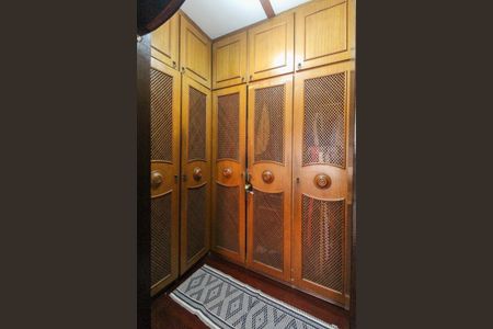 Casa à venda com 858m², 4 quartos e 4 vagas Casa à venda com 858m², 4 quartos e 4 vagasCloset da Suíte