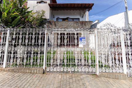 Casa à venda com 858m², 4 quartos e 4 vagas Casa à venda com 858m², 4 quartos e 4 vagasFachada