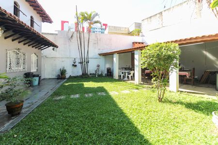 Casa à venda com 858m², 4 quartos e 4 vagas Casa à venda com 858m², 4 quartos e 4 vagasQuintal