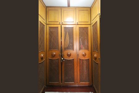 Casa à venda com 858m², 4 quartos e 4 vagas Casa à venda com 858m², 4 quartos e 4 vagasCloset da Suíte