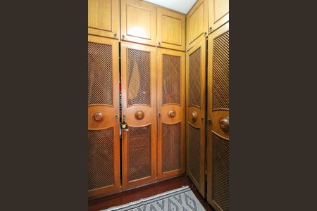 Casa à venda com 858m², 4 quartos e 4 vagas Casa à venda com 858m², 4 quartos e 4 vagasCloset da Suíte