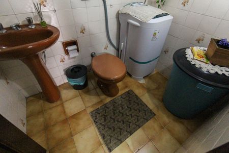 Casa à venda com 858m², 4 quartos e 4 vagas Casa à venda com 858m², 4 quartos e 4 vagasBanheiro de serviço