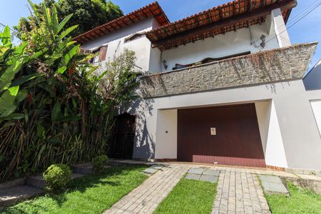 Casa à venda com 858m², 4 quartos e 4 vagas Casa à venda com 858m², 4 quartos e 4 vagasFachada