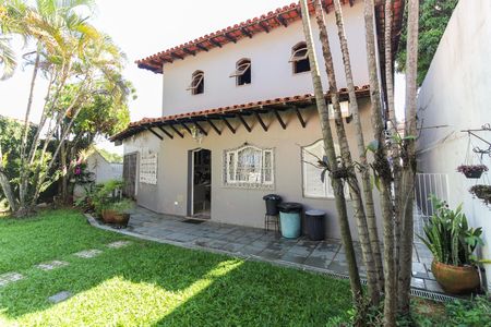 Casa à venda com 858m², 4 quartos e 4 vagas Casa à venda com 858m², 4 quartos e 4 vagasQuintal