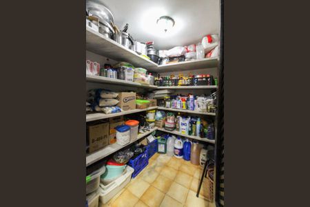 Casa à venda com 858m², 4 quartos e 4 vagas Casa à venda com 858m², 4 quartos e 4 vagasDespensa