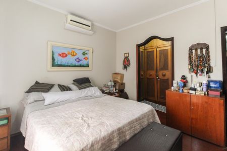 Casa à venda com 858m², 4 quartos e 4 vagas Casa à venda com 858m², 4 quartos e 4 vagasSuíte