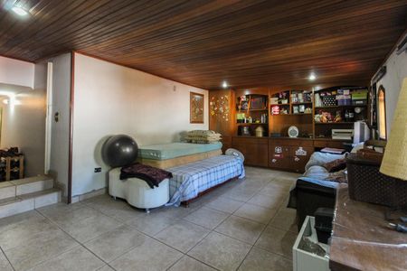 Casa à venda com 858m², 4 quartos e 4 vagas Casa à venda com 858m², 4 quartos e 4 vagasQuarto 4