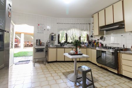 Casa à venda com 858m², 4 quartos e 4 vagas Casa à venda com 858m², 4 quartos e 4 vagasCozinha