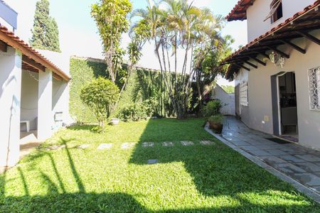 Casa à venda com 858m², 4 quartos e 4 vagas Casa à venda com 858m², 4 quartos e 4 vagasQuintal