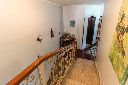 Casa à venda com 858m², 4 quartos e 4 vagas Casa à venda com 858m², 4 quartos e 4 vagasEscada