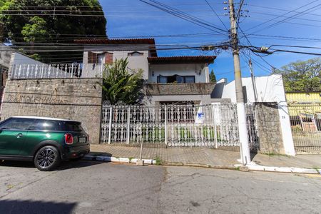 Casa à venda com 858m², 4 quartos e 4 vagas Casa à venda com 858m², 4 quartos e 4 vagasFachada