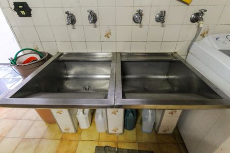 Casa à venda com 858m², 4 quartos e 4 vagas Casa à venda com 858m², 4 quartos e 4 vagasÁrea de Serviço