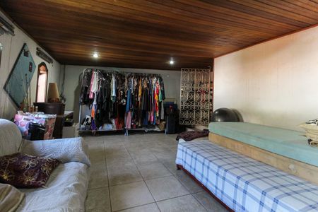 Casa à venda com 858m², 4 quartos e 4 vagas Casa à venda com 858m², 4 quartos e 4 vagasQuarto 4