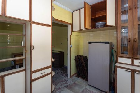 Casa à venda com 564m², 4 quartos e 16 vagas Casa à venda com 564m², 4 quartos e 16 vagasCozinha