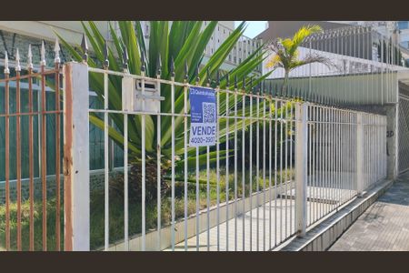 Casa à venda com 564m², 4 quartos e 16 vagas Casa à venda com 564m², 4 quartos e 16 vagasFachada e placa