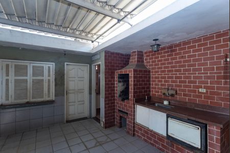 Casa à venda com 564m², 4 quartos e 16 vagas Casa à venda com 564m², 4 quartos e 16 vagasQuintal