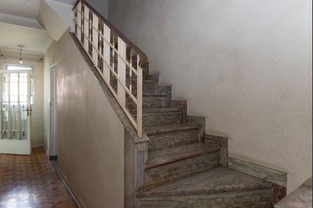 Casa à venda com 564m², 4 quartos e 16 vagas Casa à venda com 564m², 4 quartos e 16 vagasEscada