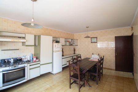 Casa à venda com 300m², 4 quartos e 6 vagasCozinha