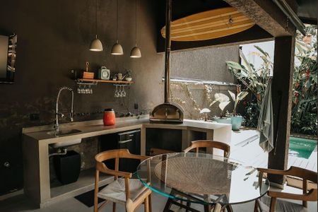 Casa de condomínio à venda com 200m², 3 quartos e 2 vagasChurrasqueira