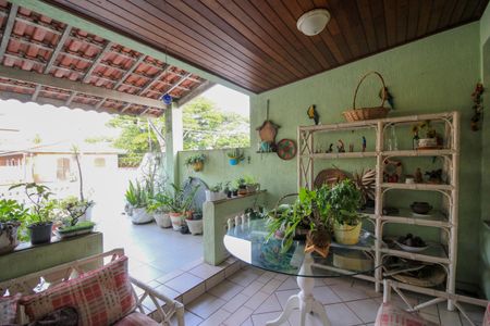 Casa à venda com 346m², 4 quartos e 3 vagas Casa à venda com 346m², 4 quartos e 3 vagas Descanso